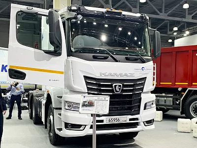 КАМАЗ выводит на рынок новинку: среднетоннажный «КАМАЗ-65956» с двухосной платформой